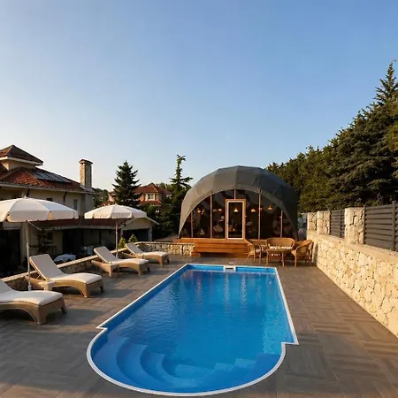 Luxury Detached With Private Pool & Large Garden *