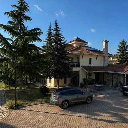 Luxury Detached With Private Pool & Large Garden *