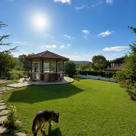 Luxury Detached With Private Pool & Large Garden *
