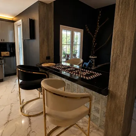 Luxury Detached With Private Pool & Large Garden *