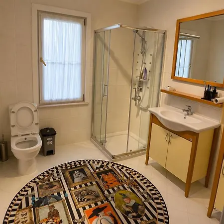 Luxury Detached With Private Pool & Large Garden