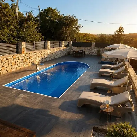 Villa Luxury Detached With Private Pool & Large Garden *