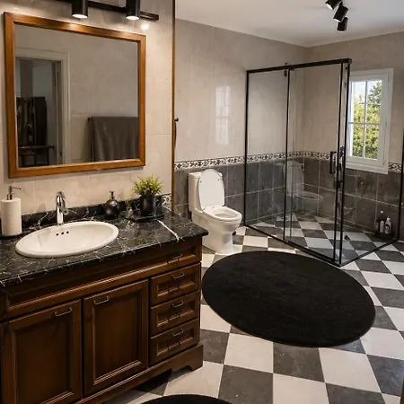Luxury Detached With Private Pool & Large Garden